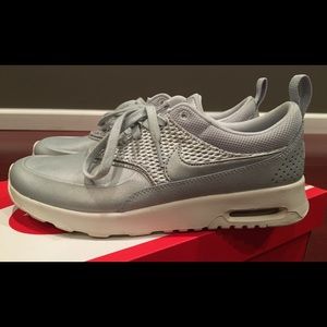 W SZ 8 Nike air max Thea prm lea like new